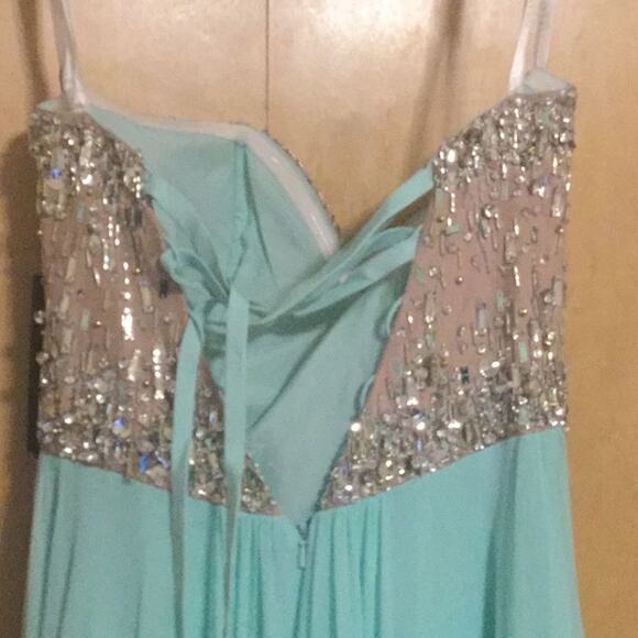 Strapless Neck Embellished Bodice & Chiffon Skirt - Picture 9 of 12